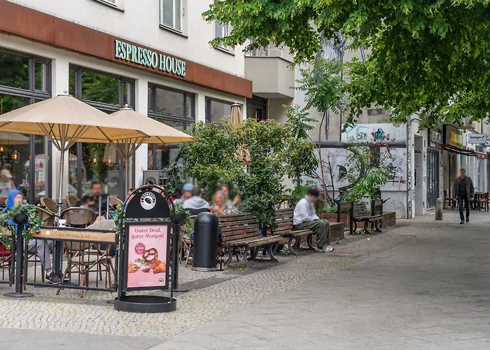 33 M Schoenhauser Allee *