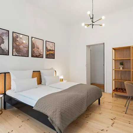 33 M Schoenhauser Allee Apartman