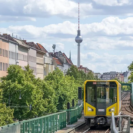 33 M Schoenhauser Allee