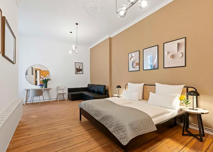 33 M Schoenhauser Allee *